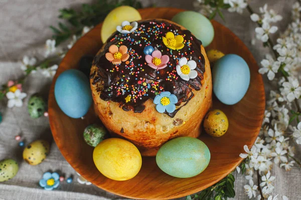 Homemade Easter Bread Natural Dyed Easter Eggs Spring Flowers Wooden — Stockfoto