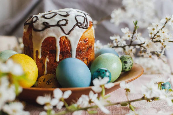 Счастливой Пасхи Домашний Пасхальный Хлеб Натуральные Окрашенные Пасхальные Яйца Весенними — стоковое фото