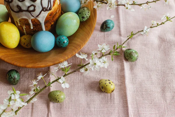 Счастливой Пасхи Домашний Пасхальный Хлеб Натуральные Окрашенные Пасхальные Яйца Весенними — стоковое фото