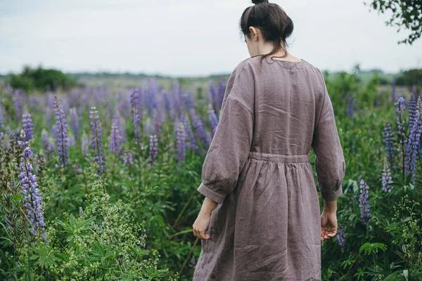 Stylish Woman Rustic Dress Walking Lupine Meadow Atmospheric Image Cottagecore — Stok fotoğraf