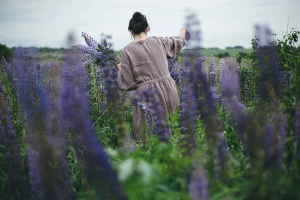 Stilvolle Frau Rustikalem Kleid Die Zwischen Lupinenwiesen Spaziert Stimmungsvolles Bild — Stockfoto
