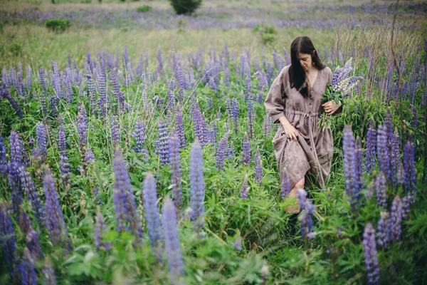 Çayırda Lupin Buketi Tutan Kaygısız Taşralı Elbiseli Bir Kadın Cottagecore — Stok fotoğraf