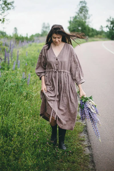 Estetica Cottagecore Femeie Elegantă Rochie Rustică Mergând Buchet Lupin Mediul — Fotografie, imagine de stoc