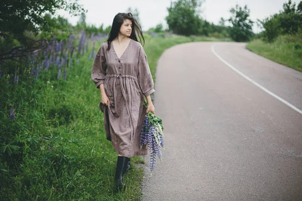 Stilvolle Frau Rustikalem Kleid Die Mit Lupinenstrauß Durch Die Sommerliche — Stockfoto