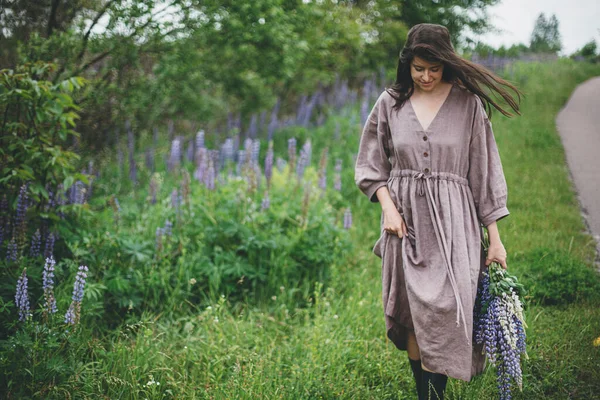 Esthétique Cottagecore Femme Élégante Robe Rustique Marchant Avec Bouquet Lupin — Photo