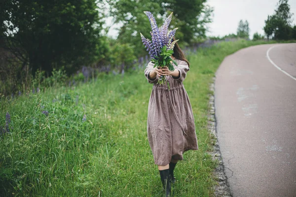 Lupinenstrauß Frauenhänden Aus Nächster Nähe Der Sommerlichen Landschaft Cottagecore Ästhetik — Stockfoto