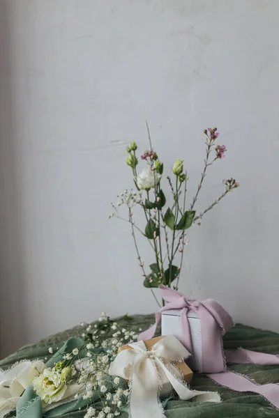 Stylish Simple Gift Silk Ribbons Modern Bouquet Green Fabric Rustic — Fotografia de Stock