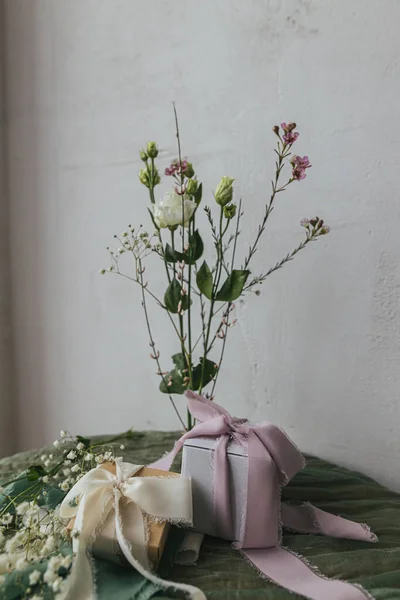 Stylish Simple Gift Silk Ribbons Modern Bouquet Green Fabric Rustic — стоковое фото