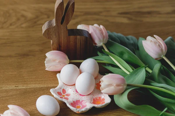 Mutlu Paskalyalar Ahşap Masada Güzel Laleler Yumurtalar Tavşan Süslemeleri Modern — Stok fotoğraf