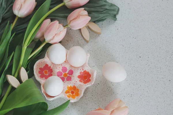 Modern Masada Güzel Laleler Doğal Yumurtalar Tavşan Süsü Fotokopi Alanı — Stok fotoğraf