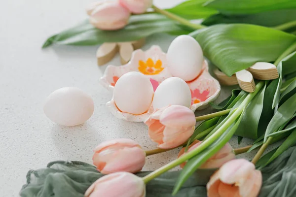 Szczęśliwej Wielkanocy Piękne Tulipany Naturalne Jajka Dekoracja Króliczka Nowoczesnym Stole — Zdjęcie stockowe