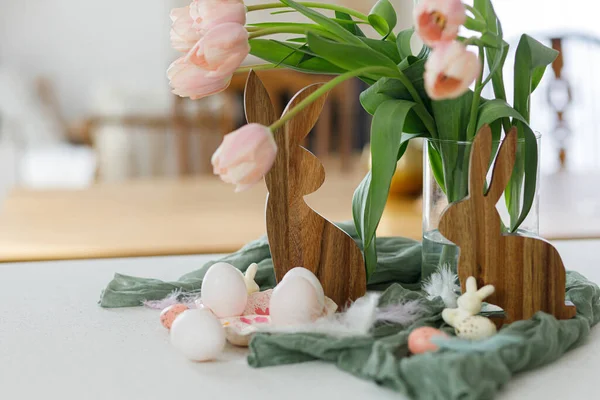 Vrolijk Pasen Prachtige Tulpen Natuurlijke Eieren Konijnenversiering Moderne Tafel Stijlvolle — Stockfoto