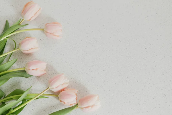 Prachtige Tulpen Moderne Tafel Stijlvolle Bloemenflat Met Kopieerruimte Vrolijk Pasen — Stockfoto