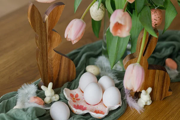 Piękne Tulipany Jajka Ozdoba Króliczka Drewnianym Stole Nowoczesny Wystrój Domu — Zdjęcie stockowe