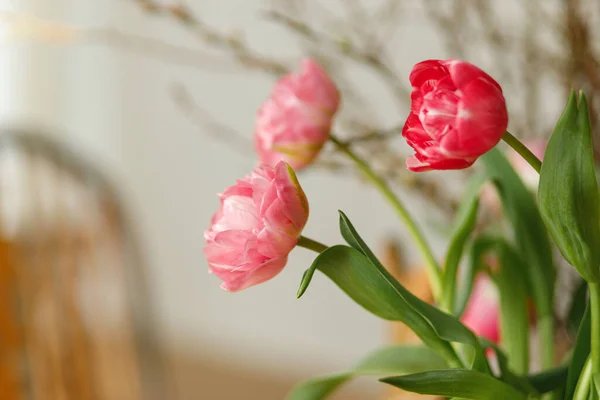 Нахиляйте Тюльпани Верби Дерев Яному Столику Квітковий Святковий Розпорядок Їдальні — стокове фото