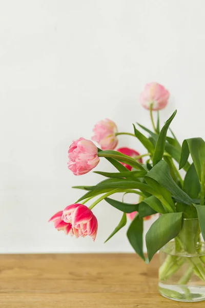 Стильний Красивий Рожевий Букет Тюльпанів Вазі Дерев Яному Столі Сільській — стокове фото