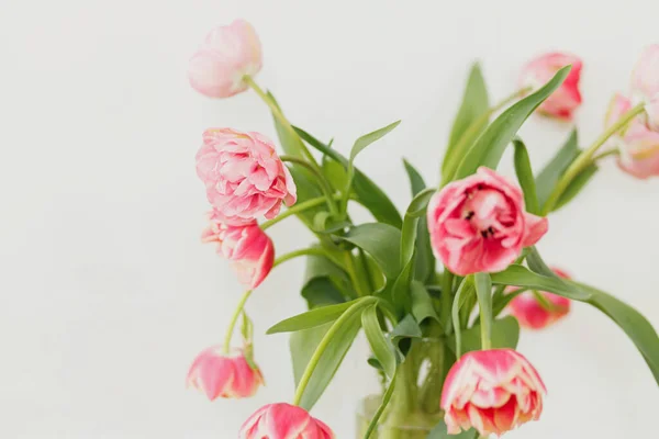 Stijlvolle Mooie Roze Tulpen Boeket Rustieke Witte Muur Achtergrond Bloemstuk — Stockfoto