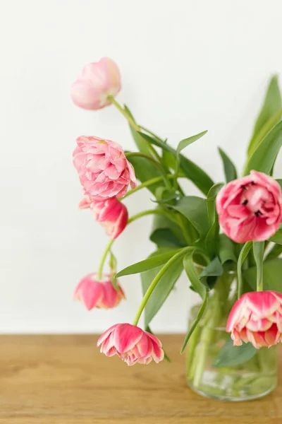 素朴な部屋で木製のテーブルの上に花瓶にスタイリッシュな美しいピンクのチューリップ花束 農家の花の配置 春の花の組成 コピースペース 幸せな母の日と女性 — ストック写真