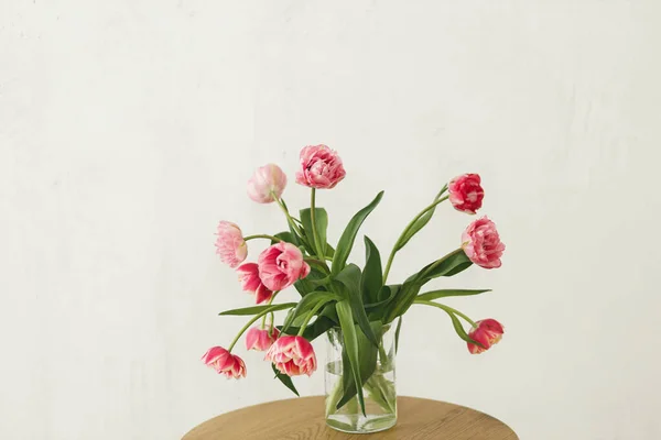 Stylowy Piękny Różowy Bukiet Tulipanów Wazonie Drewnianym Stole Rustykalnym Pokoju — Zdjęcie stockowe