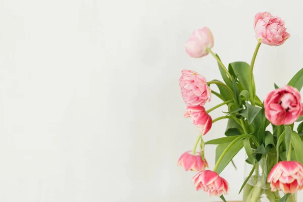 Elegante Hermoso Ramo Tulipanes Rosados Sobre Fondo Rústico Pared Blanca —  Fotos de Stock