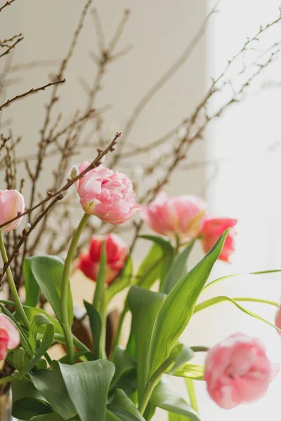 Stylové Tulipány Vrbové Větve Kytice Dřevěném Stole Zblízka Květinové Slavnostní — Stock fotografie