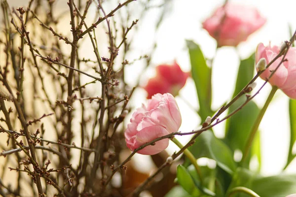 Stylové Tulipány Vrbové Větve Kytice Dřevěném Stole Zblízka Květinové Slavnostní — Stock fotografie