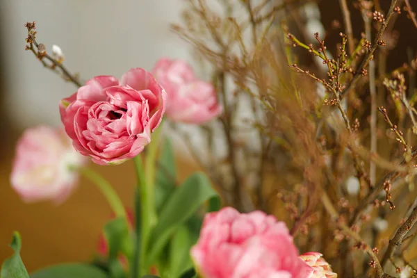 Stilvolle Tulpen Und Weidenzweige Blühen Auf Einem Holztisch Großaufnahme Festliches — Stockfoto