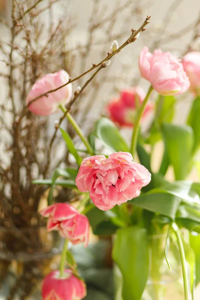 Stílusos Tulipán Fűzfa Ágak Csokor Asztal Közeli Virágos Ünnepi Elrendezés — Stock Fotó