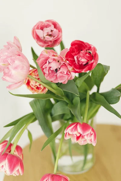 素朴な部屋で木製のテーブルの上に花瓶でスタイリッシュな美しいチューリップ花束 農家の花のお祝いの手配 春の花構成 幸せな母の日と女性 — ストック写真