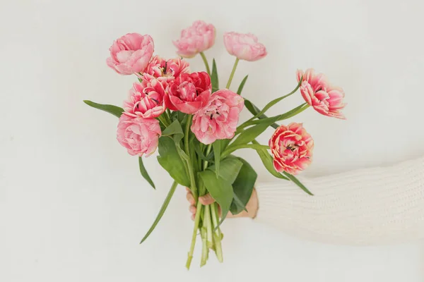 Stijlvolle Roze Tulpen Hand Witte Muurondergrond Vrouw Met Mooi Lenteboeket — Stockfoto