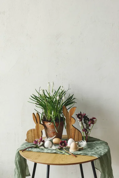 Πασχαλινή Ζωή Κομψό Ξύλινο Λαγουδάκι Ανοιξιάτικα Λουλούδια Και Φυσικά Αυγά — Φωτογραφία Αρχείου