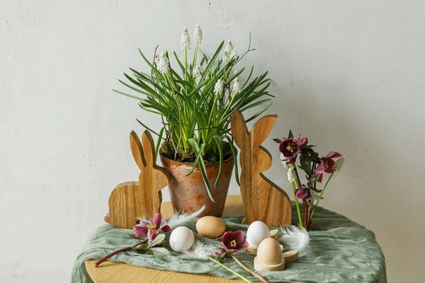 Naturaleza Muerta Pascua Elegante Conejito Madera Flores Primavera Huevos Naturales — Foto de Stock