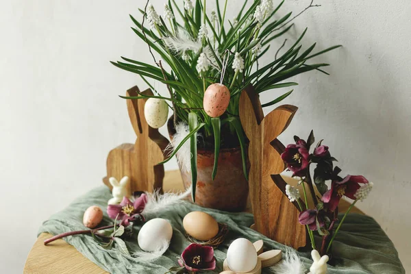 Szczęśliwej Wielkanocy Stylowy Drewniany Królik Wiosenne Kwiaty Naturalne Jaja Pióra — Zdjęcie stockowe