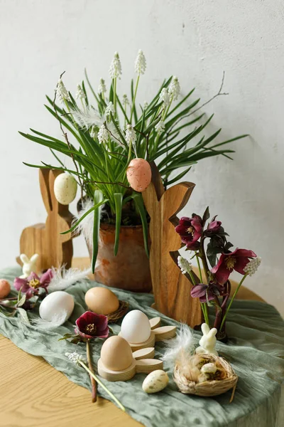 复活节宁静的生活 典雅的木兔 春天的花朵和天然的鸡蛋放在房间里的乡村桌上 复活节快乐 农舍的节日安排及装修 — 图库照片