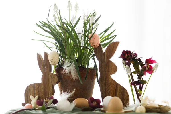 Szczęśliwej Wielkanocy Stylowy Drewniany Królik Naturalne Jaja Wiosenny Doniczka Kwiaty — Zdjęcie stockowe