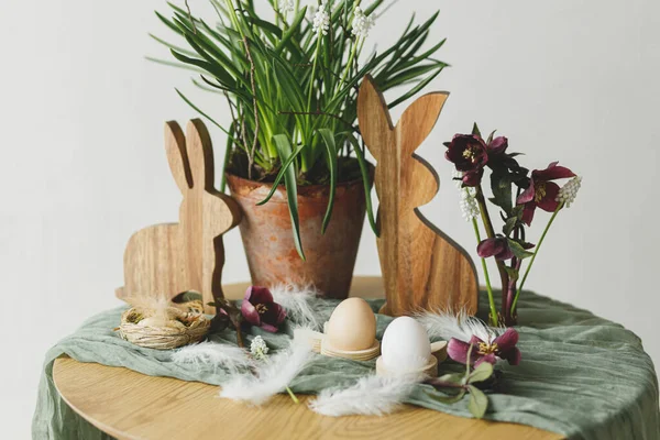 Vrolijk Pasen Stijlvol Houten Konijn Natuurlijke Eieren Lentebloempot Bloemen Veren — Stockfoto
