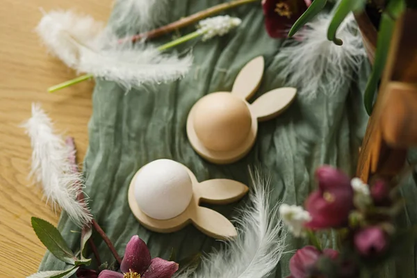 Şık Ahşap Tavşan Kulakları Doğal Yumurtalar Bahar Çiçekleri Tüyler Kırsal — Stok fotoğraf