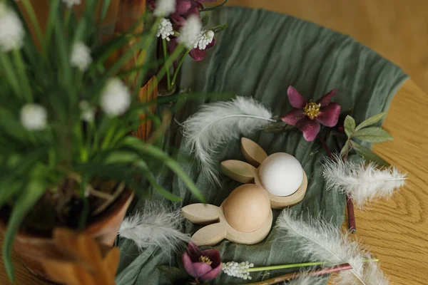 イースターはまだ生きてる スタイリッシュな木製のウサギの耳と自然卵 春の花 羽や素朴なテーブルの上に巣を閉じます ハッピーイースター 農家でのお祭りの配置と装飾 — ストック写真