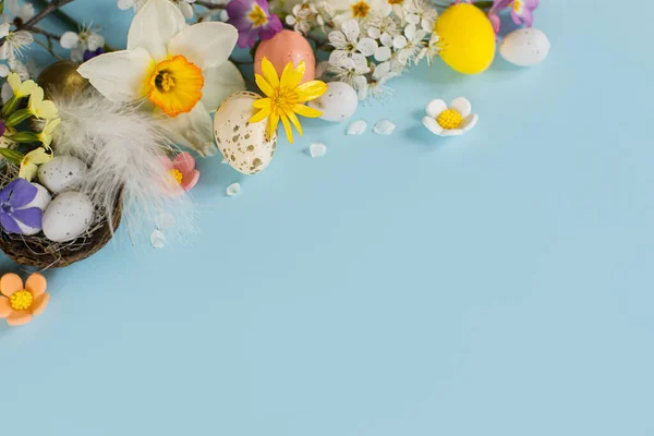 Stylová Velikonoční Vajíčka Hnízdě Barevné Květy Třešňové Květy Modrém Pozadí — Stock fotografie