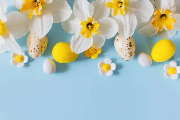 Happy Easter Easter Eggs Yellow Daffodils Flowers Flat Lay Blue — 스톡 사진