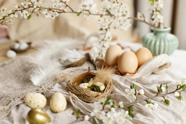 Stilvolle Ostereier Und Blühende Frühlingsblumen Auf Leinenhintergrund Frohe Ostern Rustikales — Stockfoto