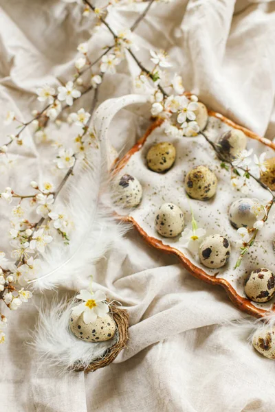 Vrolijk Pasen Stijlvolle Paaseieren Bloeiende Lentebloemen Rustieke Tafel Natuurlijke Kwarteleitjes — Stockfoto