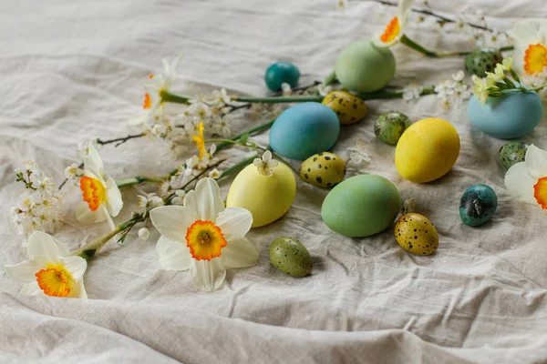 Happy Easter Stylish Easter Eggs Blooming Spring Flowers Rustic Table — Stock Photo, Image