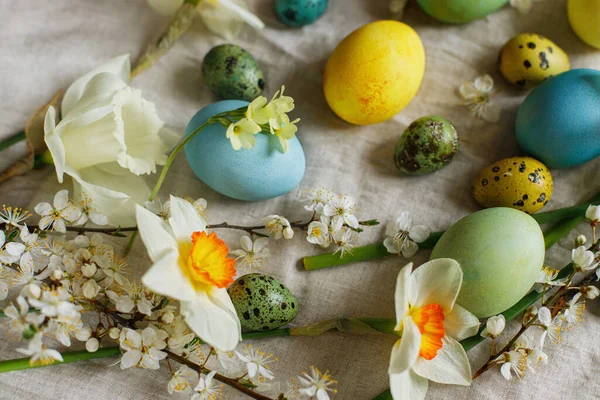 Stylish Easter Eggs Blooming Spring Flowers Rustic Table Happy Easter — Stock Photo, Image