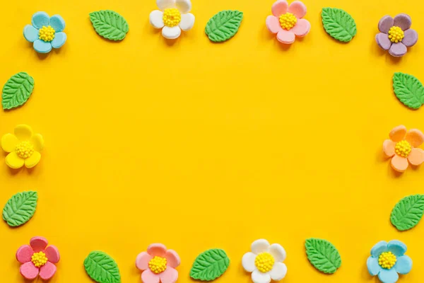색깔의 꽃들이 놓여져 있었다 복제품 현대의 템플릿 나뭇잎 이스터 인사장 — 스톡 사진