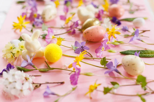 Стильные Пасхальные Яйца Весенние Цветы Кролик Розовом Фоне Счастливой Пасхи — стоковое фото