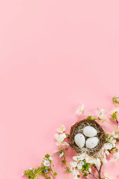 Stylové Velikonoční Vajíčka Hnízdě Třešňové Květy Ploché Ležel Růžovém Pozadí — Stock fotografie