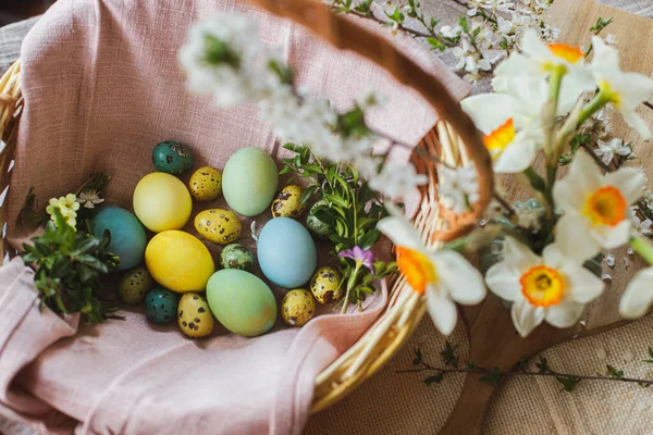 Elegantes Huevos Pascua Naturales Teñidos Con Flores Primavera Servilleta Lino — Foto de Stock