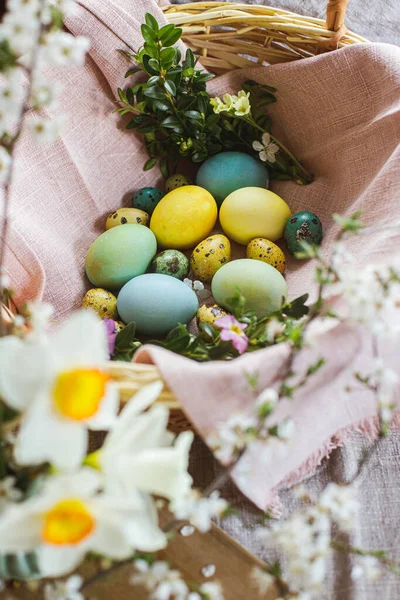 Happy Easter Stylish Natural Dyed Easter Eggs Spring Flowers Linen — Zdjęcie stockowe