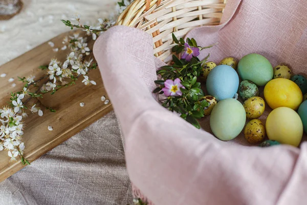 Стильні Натуральні Фарбовані Великодні Яйця Весняними Квітами Лляній Серветці Плетеному — стокове фото